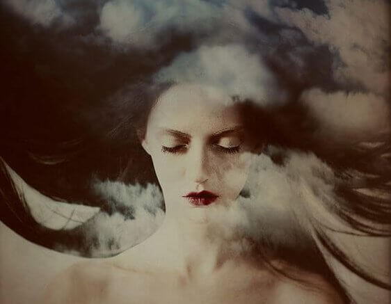 Kvinde foran mørk himmel og skyer