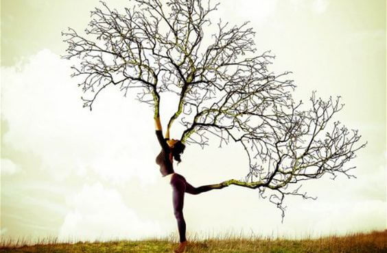 Træer vokser ud af kvindes arme og ben symboliserer kraften af komplimenter