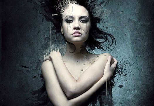 Nøgen kvinde med maling