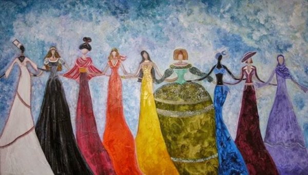Kvinder i lange kjoler i regnbuens farver