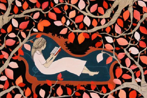 Kvinde sidder i træ og læser for at få ændret sine overbevisninger