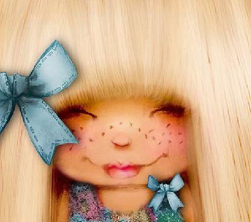 Pige smiler tilfreds