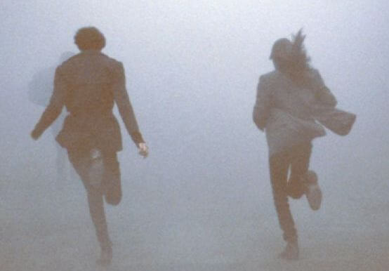 Personerne løber væk i tåge