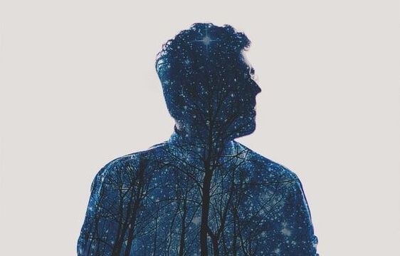 Mand i mørke farver oplever mangel på følelsesmæssig intelligens