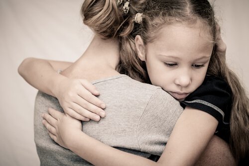 Mor krammer barn og viser, at Depression kan påvirke forholdet mellem mor og barn