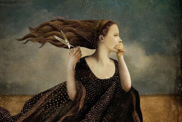 Kvinde med saks i hånden holder den anden hpnd op foran munden