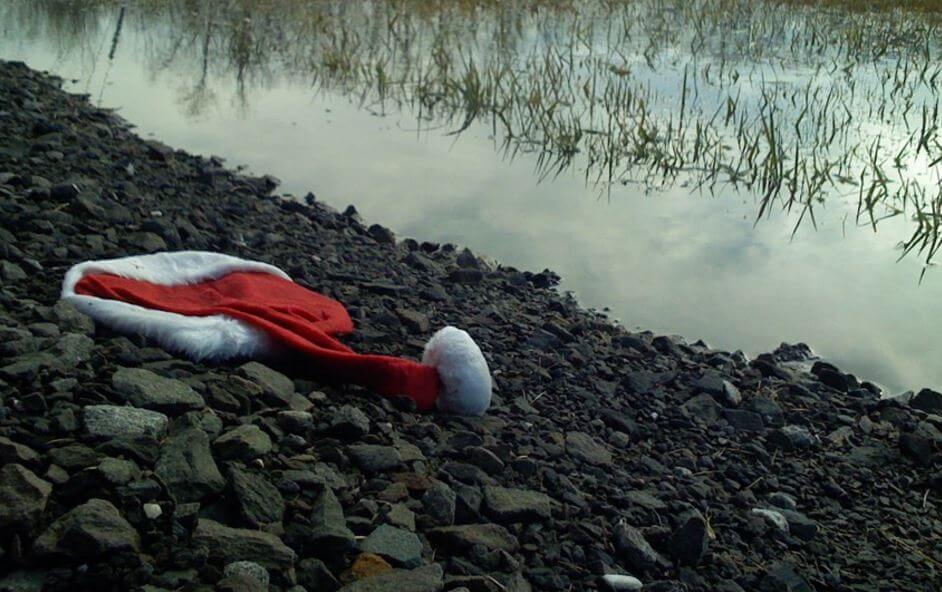 Forladt nissehue på strand viser, at ikke alle nyder julen