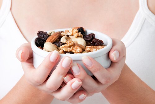 Nødder i en skål, da sunde fødevarer kan booste dit selvværd