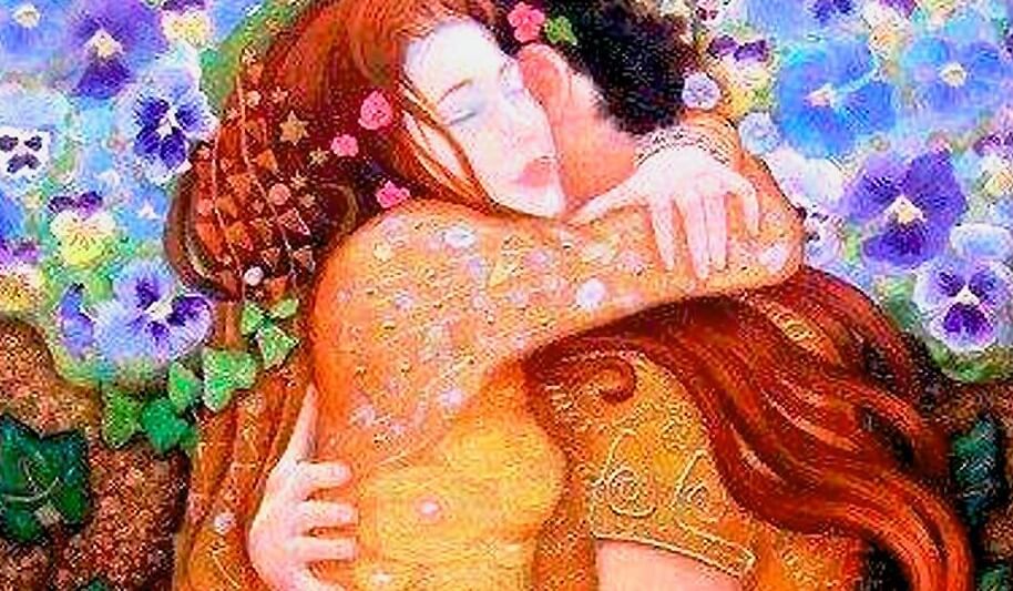 Par omfavner hinanden