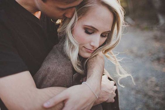 Et par krammer og minder os om, at det er de små berøringer, der betyder noget