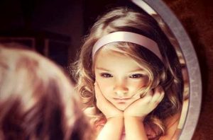 Små voksne: børn ved ting, som voksne ignorerer