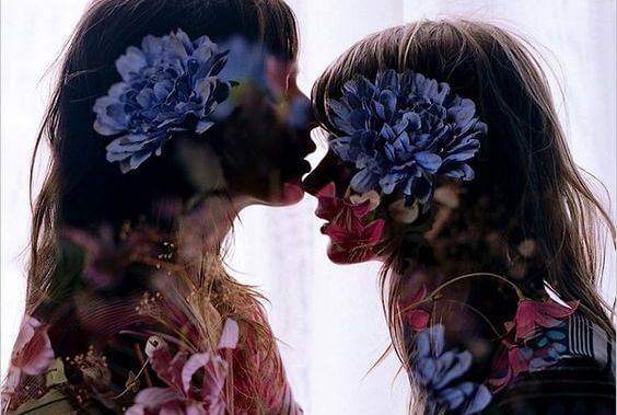to kvinder kærtegner hinanden med kys. Kærlighed er mere værd end penge