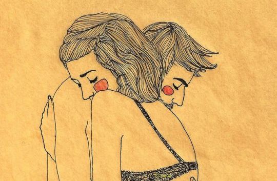 Par med røde kinder krammer og lægger op til elskov