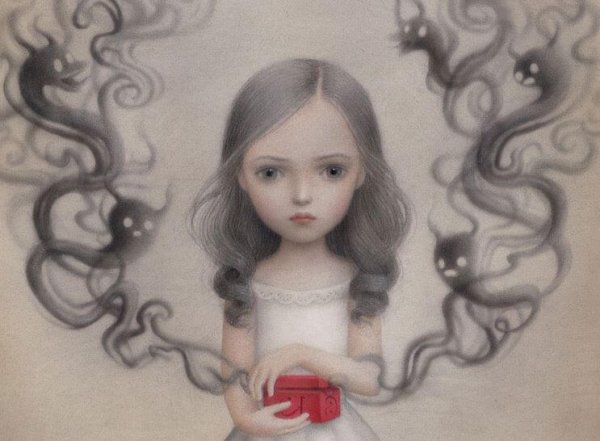 Pige, der er blevet forladt af forældre, gemmer sorg i lille kiste