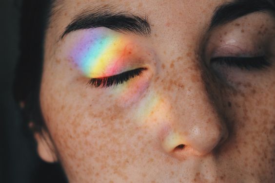 Kvindes øjenlåg med regnbue på