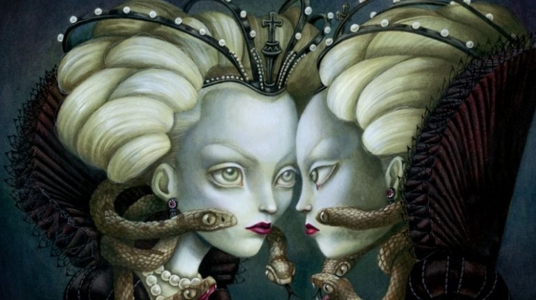 Såret kvinde med slange om hovedet