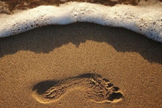 Fodaftryk i sand på strand