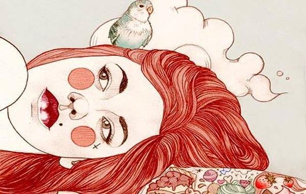 Kvinde ligger med fugl på hovedet