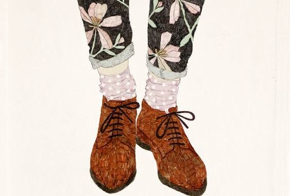 Sko og bukser med blomster
