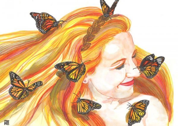 Kvinde med sommerfugle i håret og stort smil