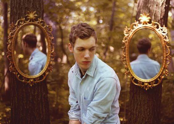 Mand i skov med spejle