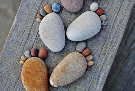 Fødder lavet ud af sten på træbro