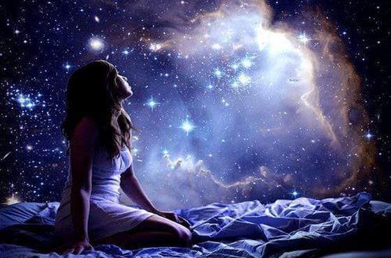 Kvinde kigger op på stjernerne