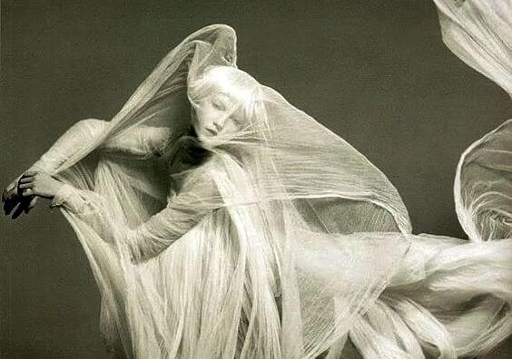 Kvinde dækket med hvidt stof symboliserer ghosting