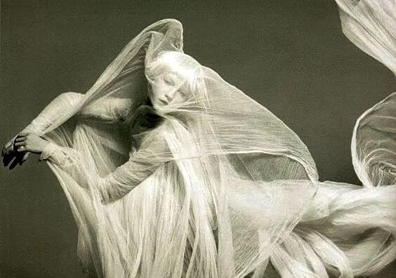 Kvinde dækket med hvidt stof symboliserer ghosting