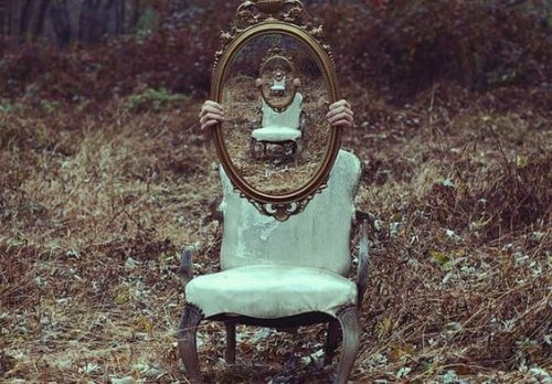 En stol med et spejl, der afspejler en stol med et spejl symboliserer vores evne til tilpasning