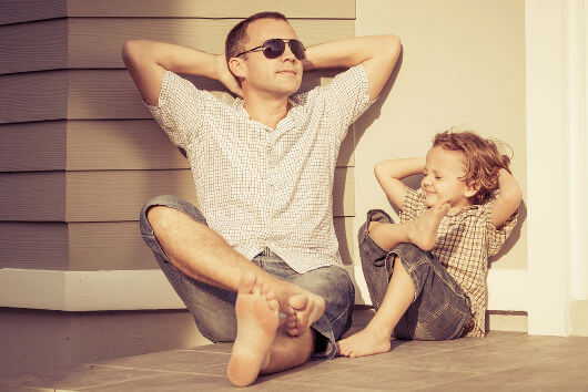 Far og søn nyder tid sammen i solen