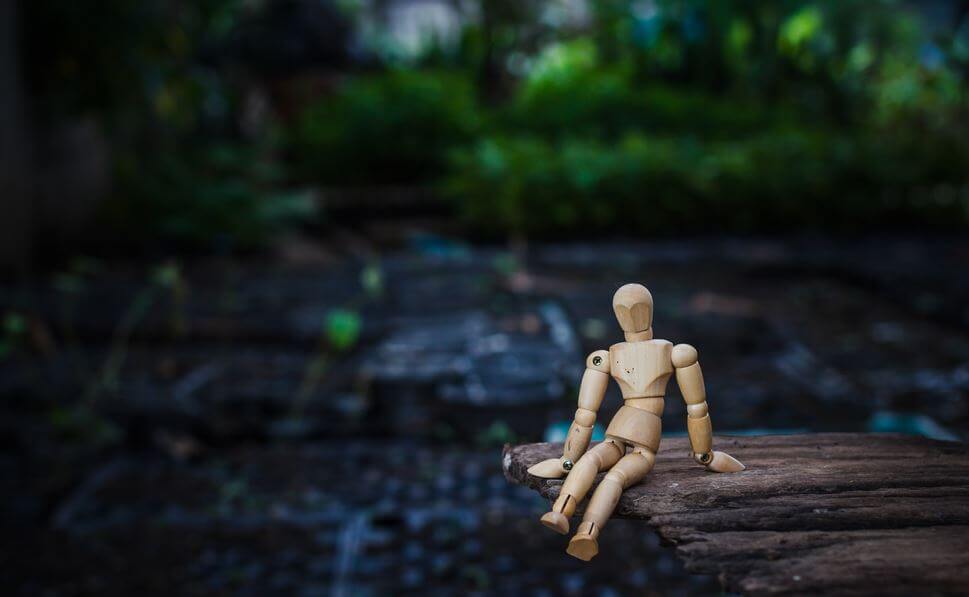 Træmand i skov sørger efter at have oplevet aggressiv kommunikation