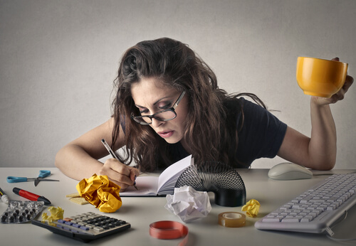 Kvinde har travlt, men er ikke produktiv