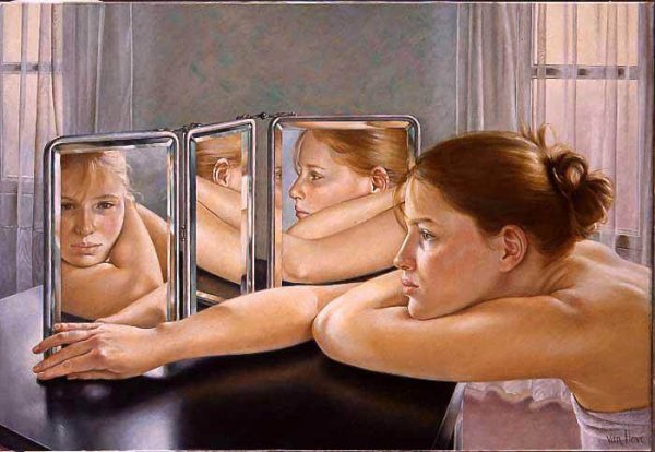 Pige foran tre spejle