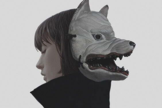 Kvinde med ulvemaske på baghovedet symboliserer ondskabsfulde mennesker