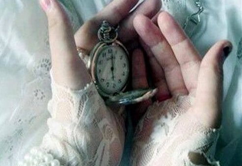 Person holder ur i hænderne og tænker på gamle minder