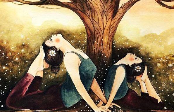 Kvinder udøver yoga under træ