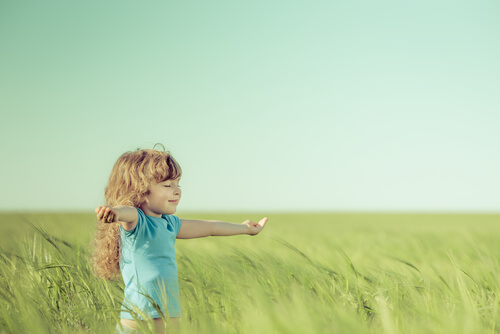 Pige på mark nyder sin frihed