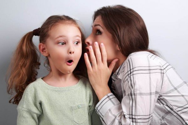 Mor hvisker hemmelighed til sit barn