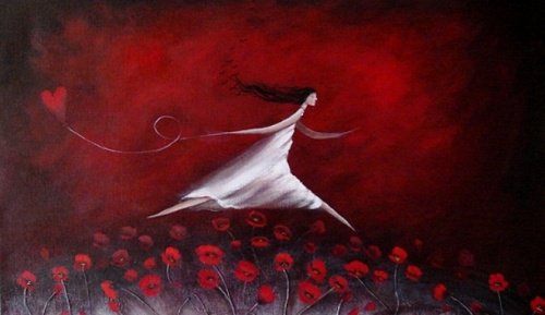 Kvinde med hjerte løber i en rosenmark