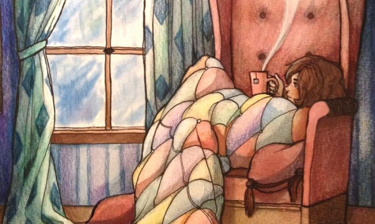 Kvinde sidder i lænestol med kop og nyder at være alene