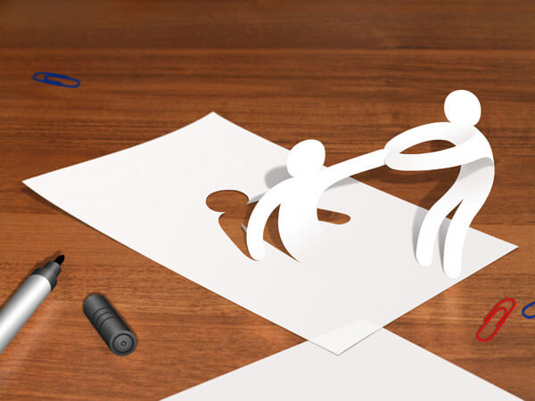 Papirmænd, der hjælper hinanden op, symboliserer, hvordan psykologer og patienter hjælper hinanden