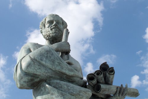 Statue af Aristoteles, der har lært os om sund fornuft