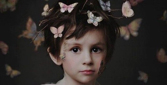 Barn med sommerfugle i håret