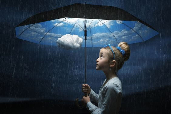 Pige har klar himmel indeni paraply med regn udenfor, da hun har lært at håndtere frustration