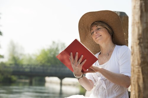 Kvinde på halvtreds læser bog