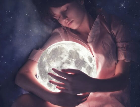 Barn sover med lysende måne i armene