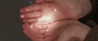 Et par hænder overfører energi i form af lys til et andet par hænder