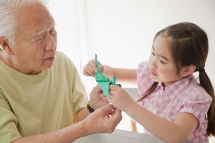 Ældre person med ung pige