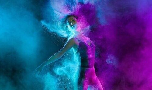 Person danser med farver og lidenskab